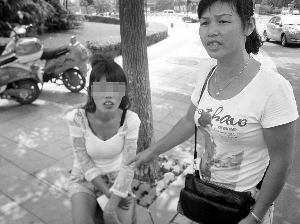 曾女士(右)和女儿李某(左)
