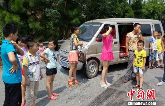 这辆面包车核载7人,实载14人,其中有10名“小候鸟”,均为在江西鹰潭过暑假的外来务工者孩子。秦静 摄
