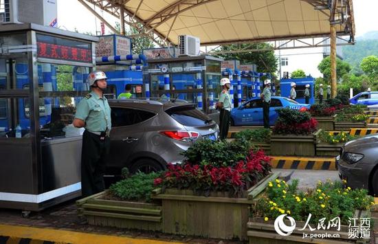 军区纠察人员在高速公路执法,严查假冒军牌车辆,以及违法军车。