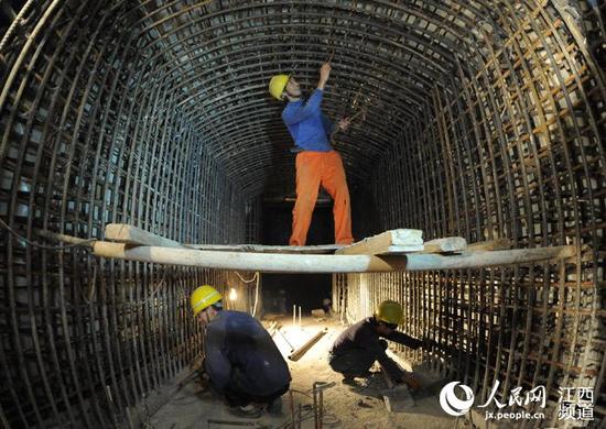 目前,地铁1号线过江隧道已转入机电安装施工。