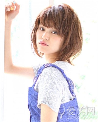 窄额头萌妹子示范 率真可爱短发造型-生活消费