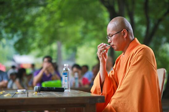 由灵岩寺住持弘恩法师对选手冲泡的茶进行现场点评