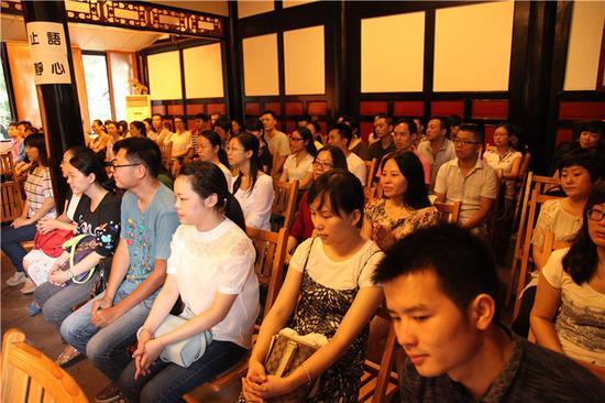 学员们欢喜聆听法师们的寄语