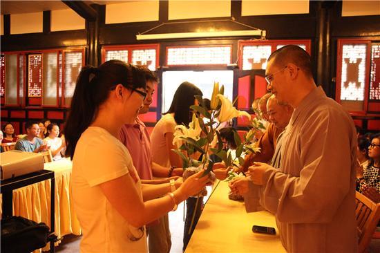 各组组长代表学员向授课法师供养鲜花