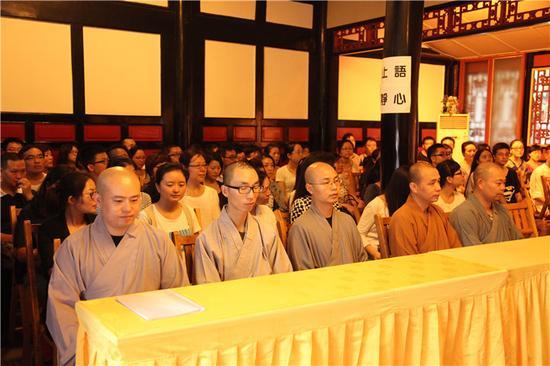 授课法师代表入席