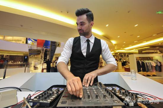 玩味波普夜 摩登不夜城|老佛爷|百货|波普_新浪时尚_新浪网