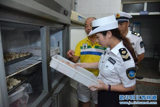 9月1日,新余市食品化妆品监督所执法人员在新余四中学生食堂检查肉品储存条件。