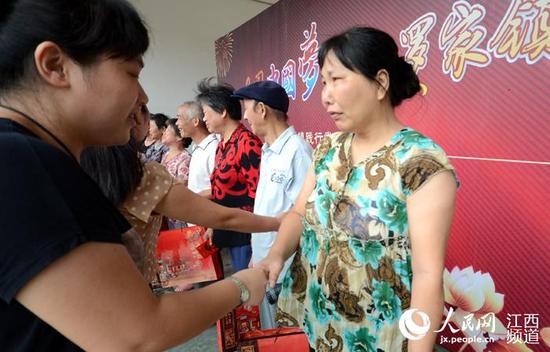中秋节临近,南昌市青山湖区罗家镇给失独、家有子女残疾的家庭发放慰问金及中秋月饼。