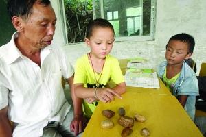 章登文上数学课时,拿出石头来教学