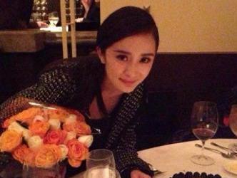 辣妈杨幂捧花庆生