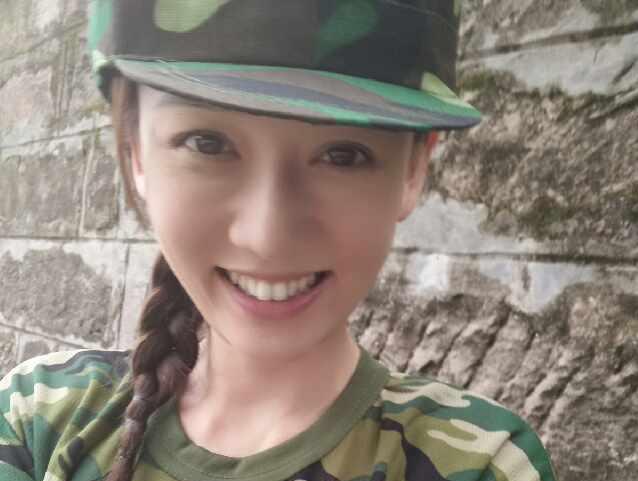 陈乔恩麻花辫军装照