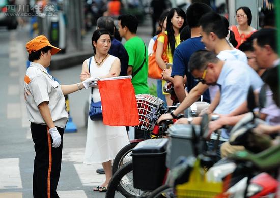 实拍成都街头违规“电马儿”(图)