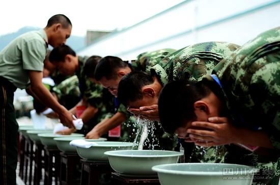 90后新兵警营“第一次”(图)