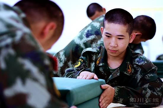90后新兵警营“第一次”(图)
