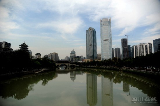 秋高气爽 蓝天装扮锦江