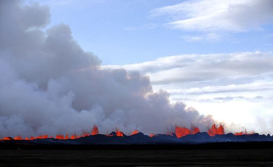 冰岛火山喷射岩浆形成30米高“火墙”