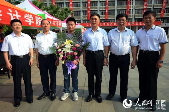 江西省副省长朱虹来到江西财经大学看望易政勇。