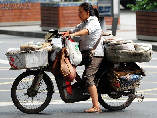 实拍成都街头违规“电马儿”(图)