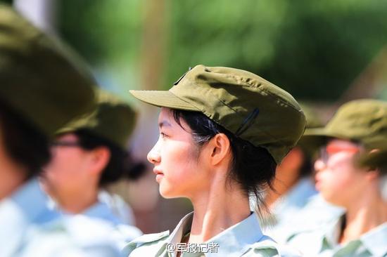 中戏搔首女PK北大眼镜妹