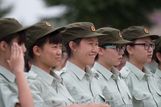 中戏搔首女PK北大眼镜妹