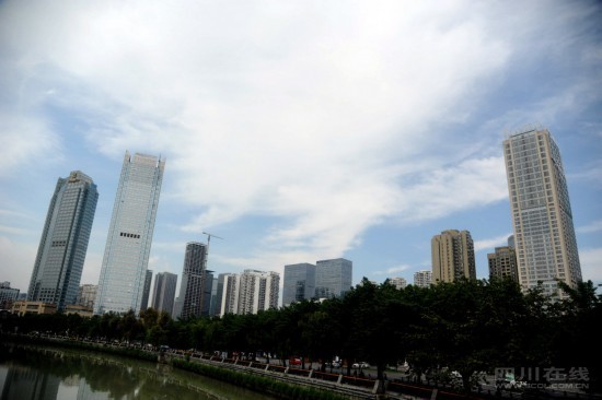 秋高气爽 蓝天装扮锦江