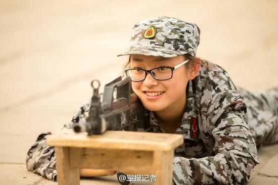 中戏搔首女PK北大眼镜妹