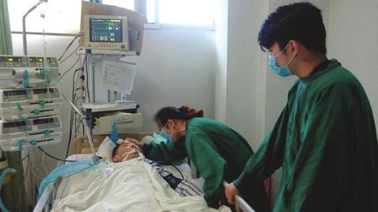 李焱平(右一)在ICU室探望患病的父亲