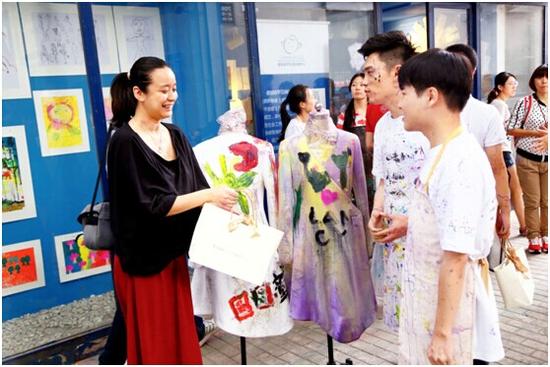 设计师文昊天为孤独症儿童献爱心 标王 朗姿 说