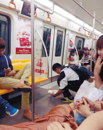 中学生地铁上打扫陌生女孩呕吐物