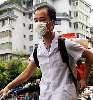 广安区疾控中心防疫人员正在对被淹没的街道进行消毒。