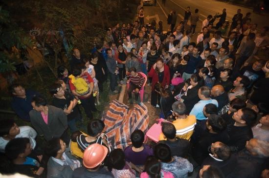 渣土车撞死父子 家属不满将尸体横放路边