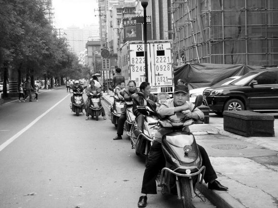 抢道、闯红灯是摩的的通病。
