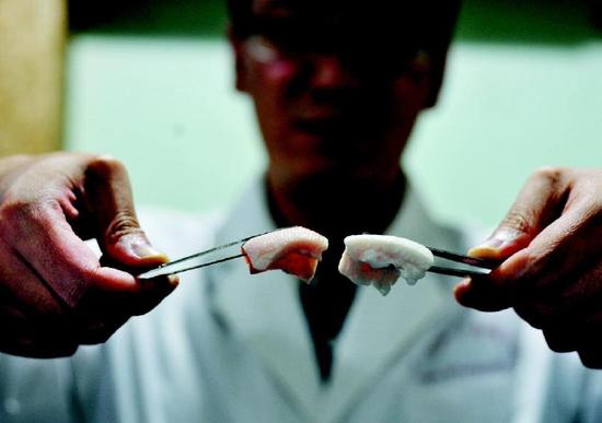 双氧水浸泡猪蹄1分钟变白 看闻摸三招鉴别安全