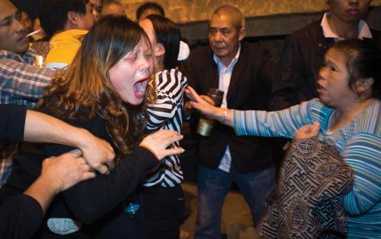 渣土车撞死父子 家属不满将尸体横放路边