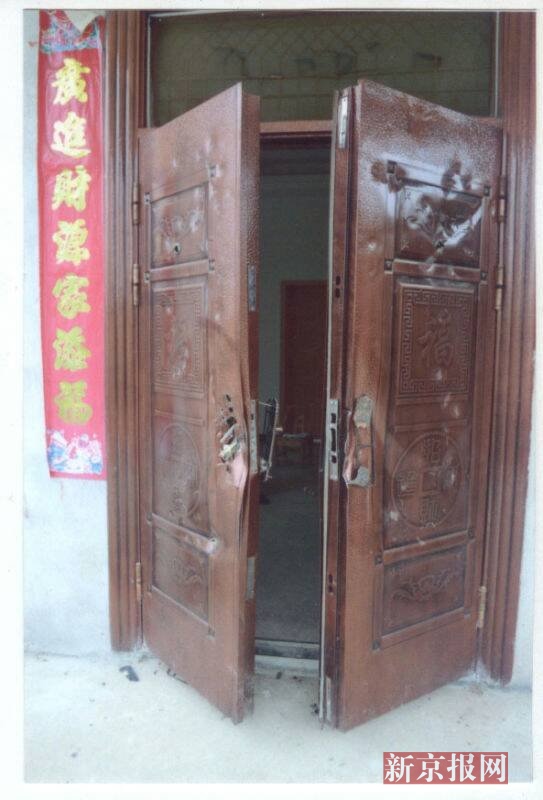 刘志旭家被砸坏的防盗门