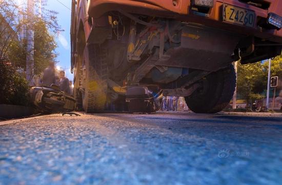 渣土车撞死父子 家属不满将尸体横放路边