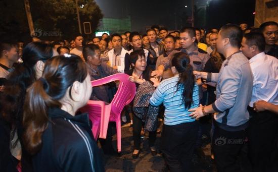 渣土车撞死父子 家属不满将尸体横放路边