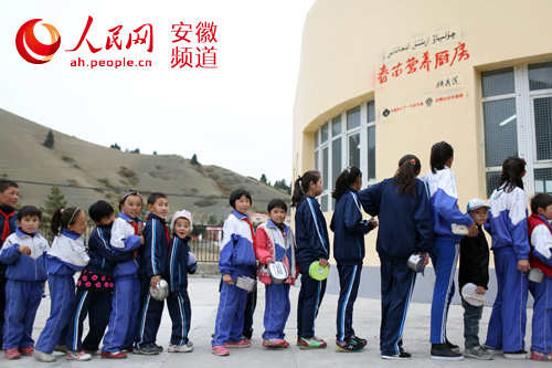 学生在春苗厨房排队打饭