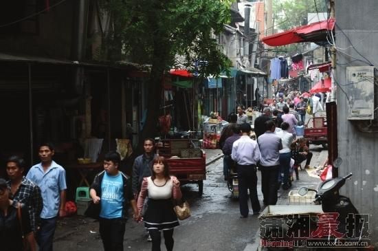 9月17日，下河街，不宽的街道上人来人往