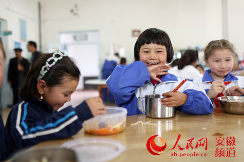 学生吃上了春苗厨房的营养餐