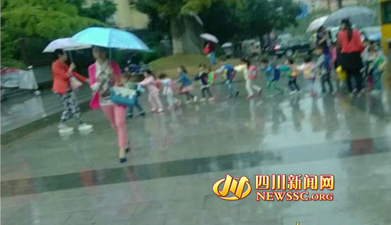网贴称内江幼师自己打伞让孩子淋雨 回应:并非