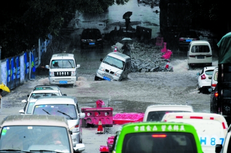 昨日,南岸盘龙立交桥,洪水淹没道路,车辆通行困难。