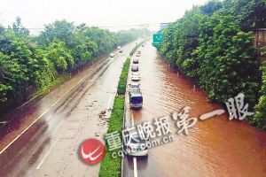 渝遂高速土主段半幅雨水淹没