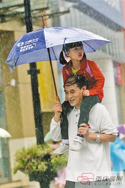 渝中区解放碑步行街,市民在雨中行走