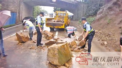 昨天下午,沙区杨梨路一山坡塌方,未造成人员伤亡
