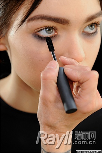 睫毛膏刷到眼皮