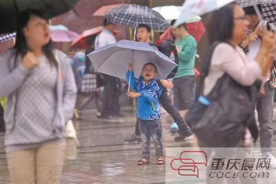 昨日,渝中区解放碑步行街,雨大得伞都挡不住