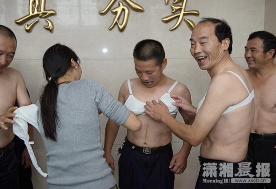 长沙纯爷们带假体<em>胸罩</em> 体验乳房患癌切除者感