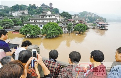 19日,洪峰过境,磁器口古镇成“孤岛”