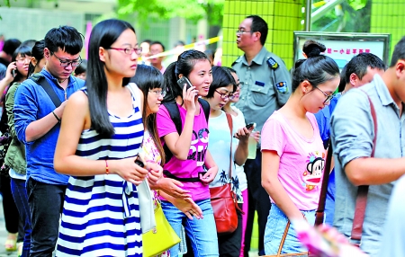 重庆下半年公务员招录昨笔试 两成考生弃考